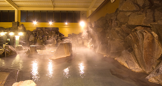 Kikunan, the hot spring of the beauty, enfolds skins softly.
