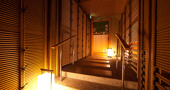 Kikunan, the hot spring of the beauty, enfolds skins softly.